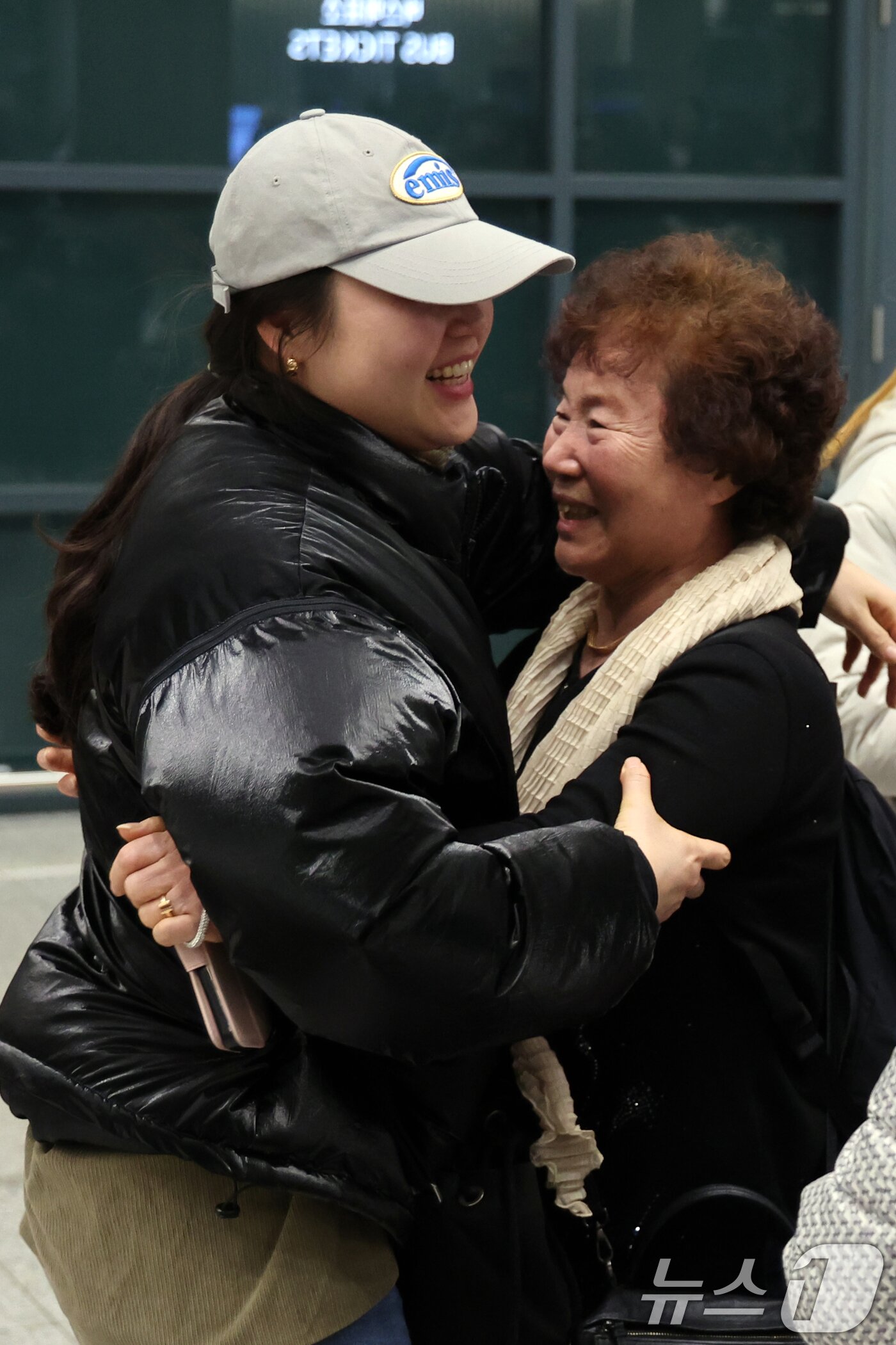 본문 이미지 - 6일 오후 인천국제공항에서 아랍에미리트(UAE)를 출발해 귀국한 승객들이 가족들과 포옹을 하고 있다. 2026.3.6 ⓒ 뉴스1 황기선 기자