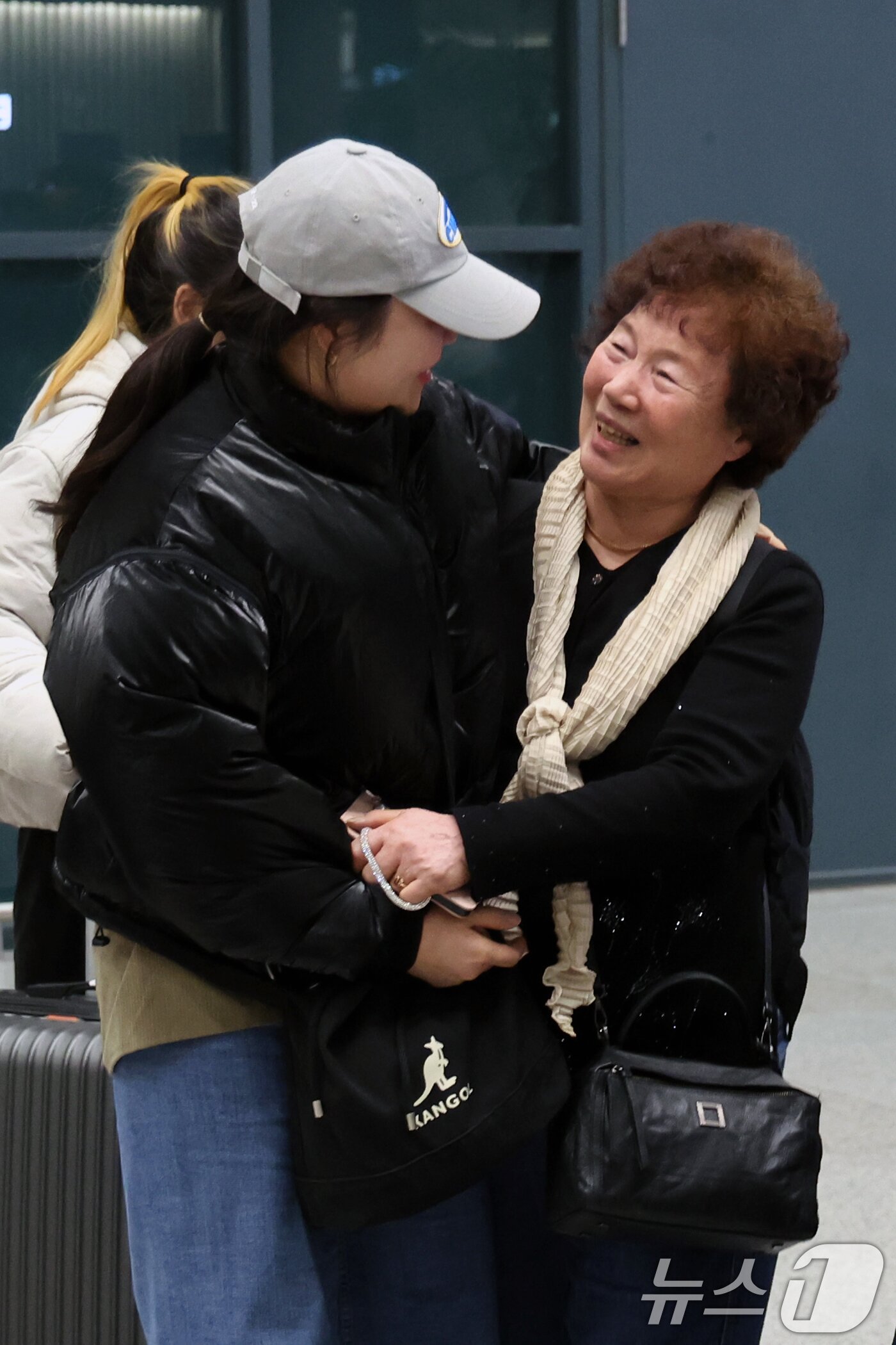 본문 이미지 - 6일 오후 인천국제공항에서 아랍에미리트(UAE)를 출발해 귀국한 승객들이 가족들과 포옹을 하고 있다. 2026.3.6 ⓒ 뉴스1 황기선 기자