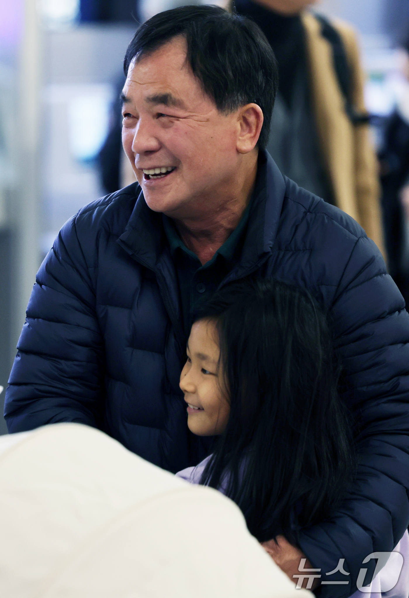 (인천공항=뉴스1) 황기선 기자 = 6일 오후 인천국제공항에서 아랍에미리트(UAE)를 출발해 귀국한 승객들이 가족들과 포옹을 하고 있다.지난달 28일 중동 상황 악화 이후 UAE에 …