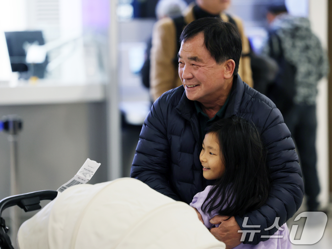 (인천공항=뉴스1) 황기선 기자 = 6일 오후 인천국제공항에서 아랍에미리트(UAE)를 출발해 귀국한 승객들이 가족들과 포옹을 하고 있다.지난달 28일 중동 상황 악화 이후 UAE에 …