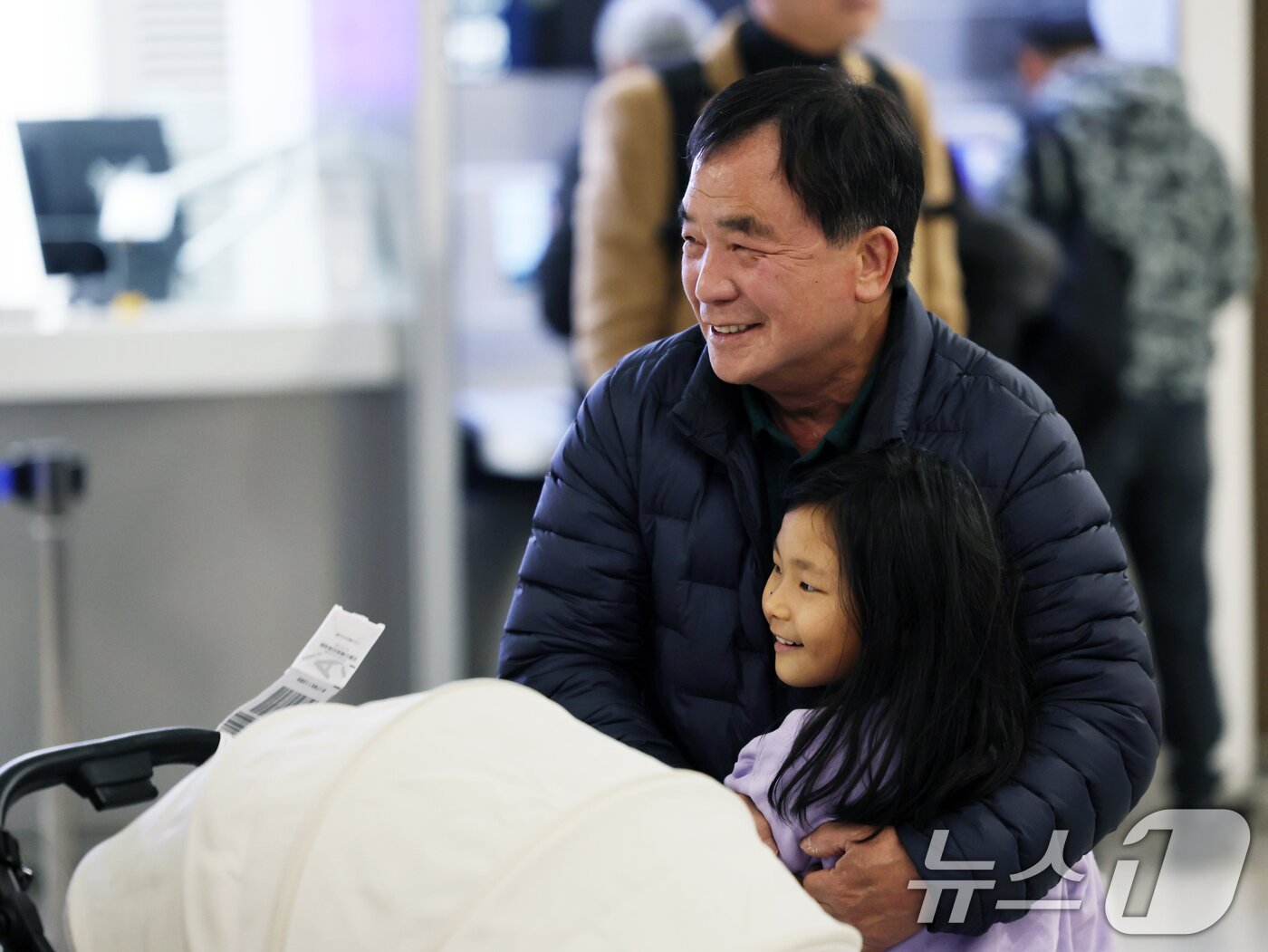 본문 이미지 - 6일 오후 인천국제공항에서 아랍에미리트(UAE)를 출발해 귀국한 승객들이 가족들과 포옹을 하고 있다.  2026.3.6 ⓒ 뉴스1 황기선 기자