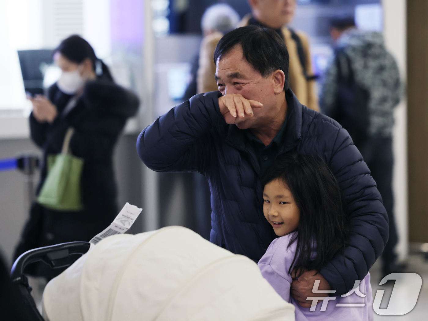 (인천공항=뉴스1) 황기선 기자 = 6일 오후 인천국제공항에서 아랍에미리트(UAE)를 출발해 귀국한 승객들이 가족들과 포옹을 하고 있다.지난달 28일 중동 상황 악화 이후 UAE에 …