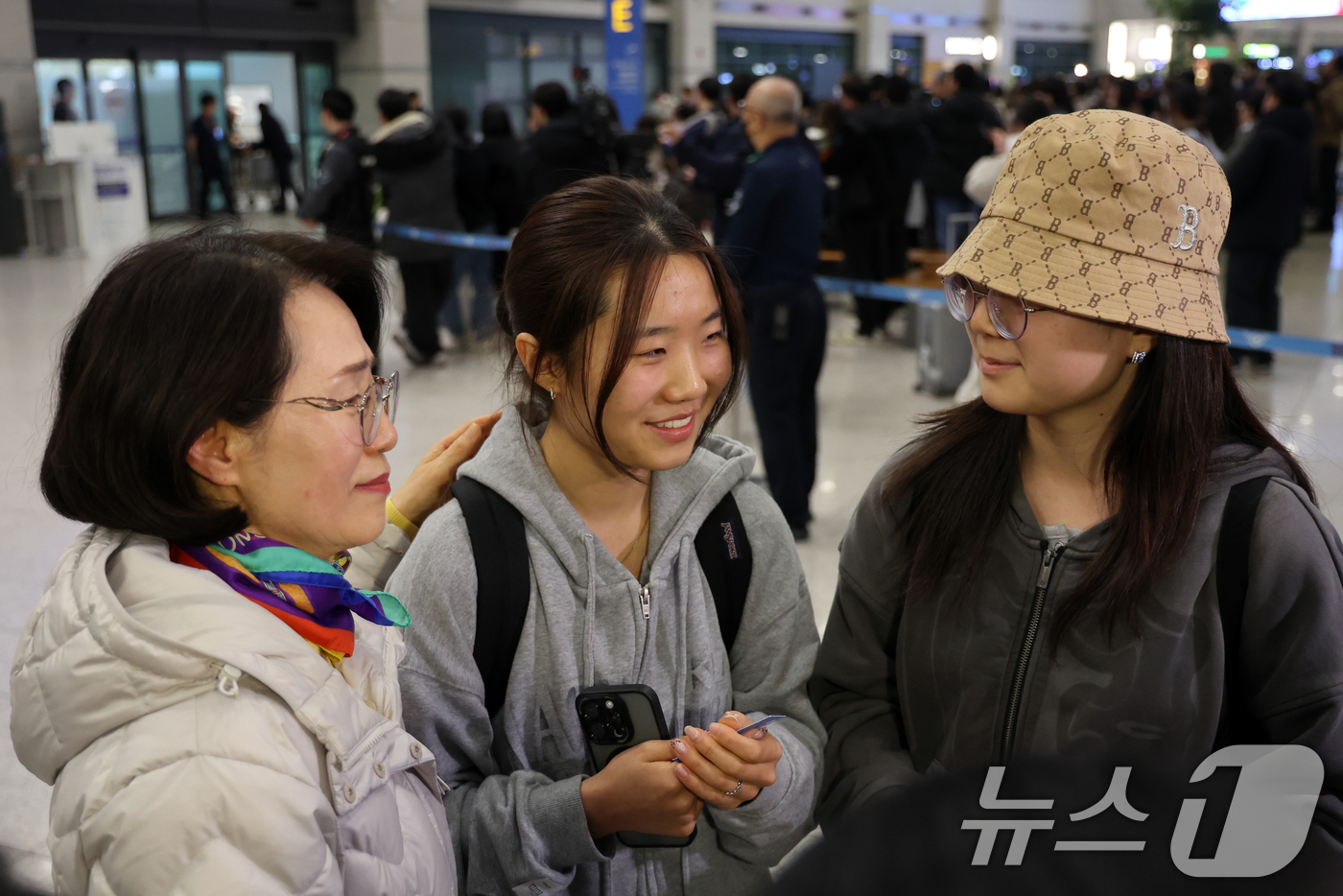 (인천공항=뉴스1) 황기선 기자 = 6일 오후 인천국제공항에서 아랍에미리트(UAE)를 출발해 귀국한 승객들이 가족들과 인사를 나누고 있다.지난달 28일 중동 상황 악화 이후 UAE …