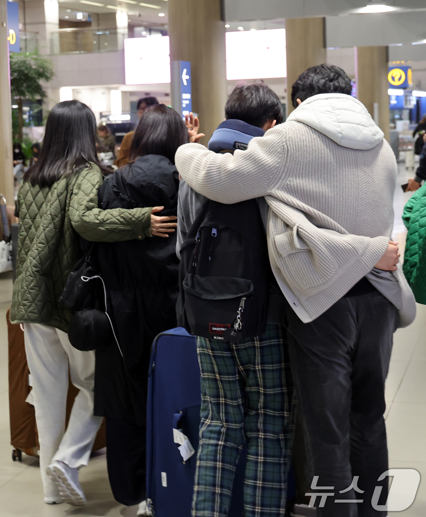(인천공항=뉴스1) 황기선 기자 = 6일 오후 인천국제공항에서 아랍에미리트(UAE)를 출발해 귀국한 승객들이 가족들과 함께 귀가하고 있다.지난달 28일 중동 상황 악화 이후 UAE …
