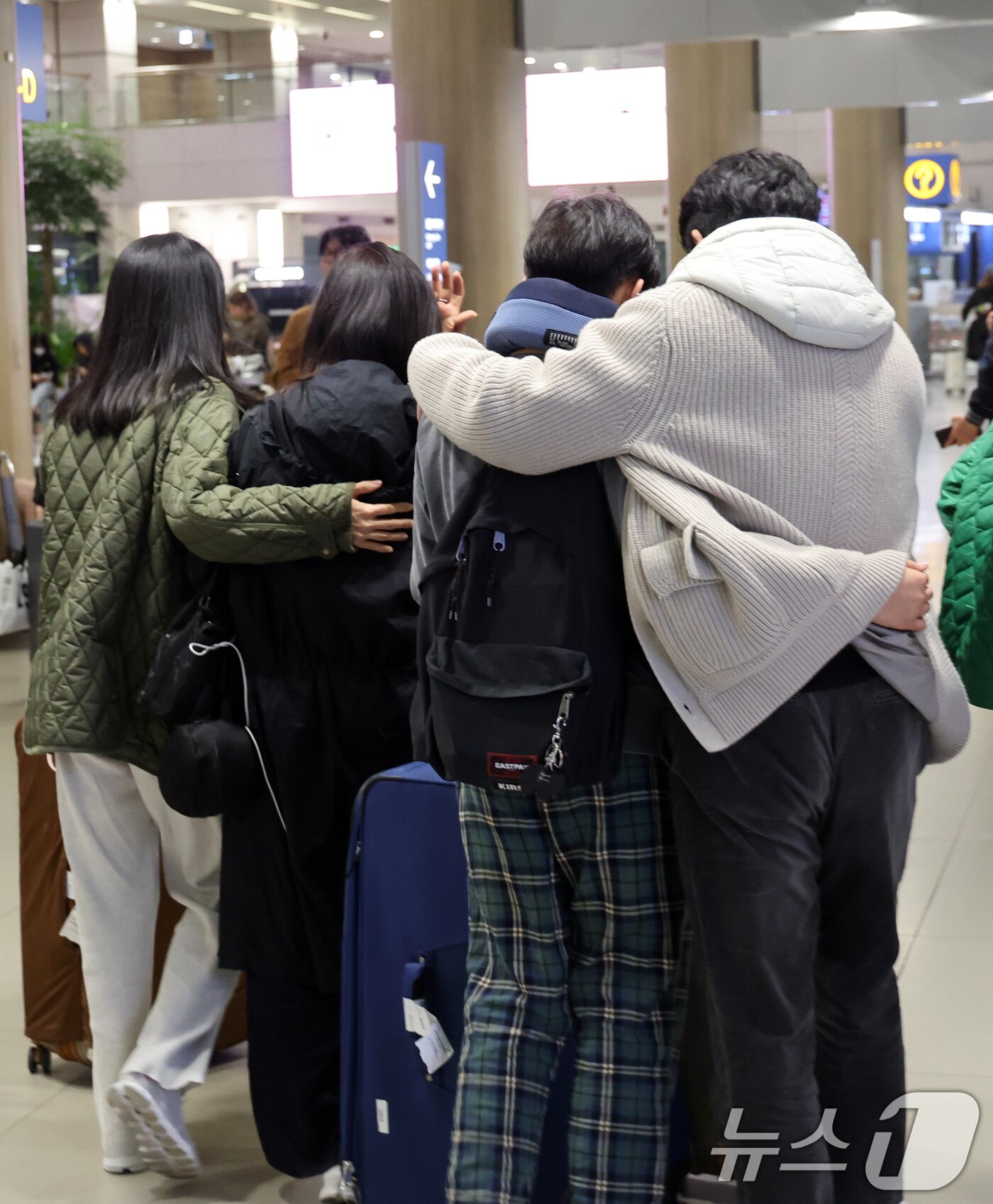 본문 이미지 - 6일 오후 인천국제공항에서 아랍에미리트(UAE)를 출발해 귀국한 승객들이 가족들과 함께 귀가하고 있다.  2026.3.6 ⓒ 뉴스1 황기선 기자
