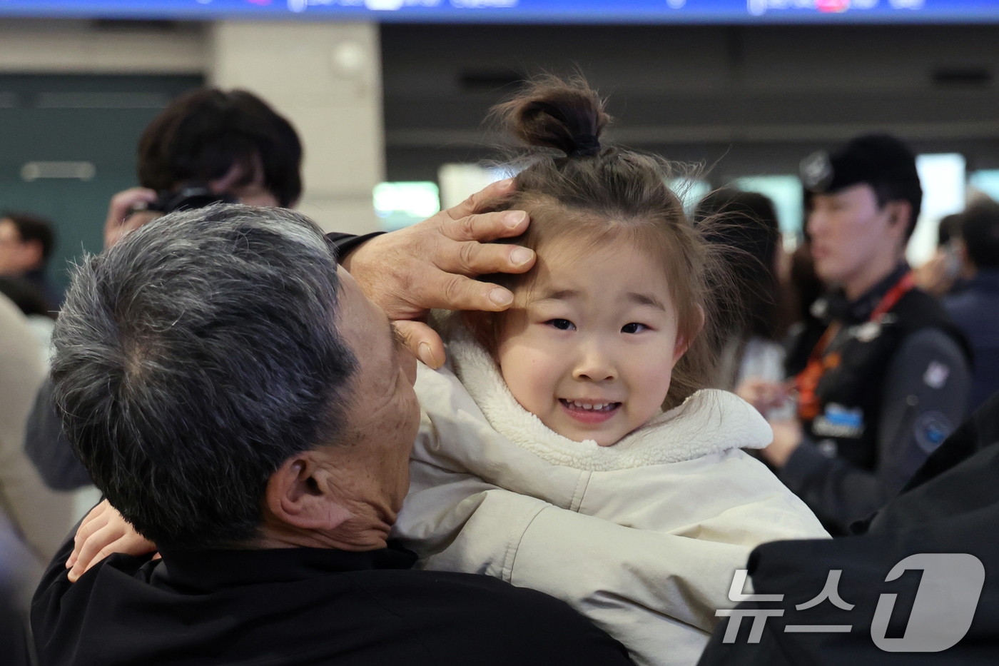 (인천공항=뉴스1) 황기선 기자 = 6일 오후 인천국제공항에서 아랍에미리트(UAE)를 출발해 귀국한 승객들이 가족들과 포옹을 하고 있다.지난달 28일 중동 상황 악화 이후 UAE에 …