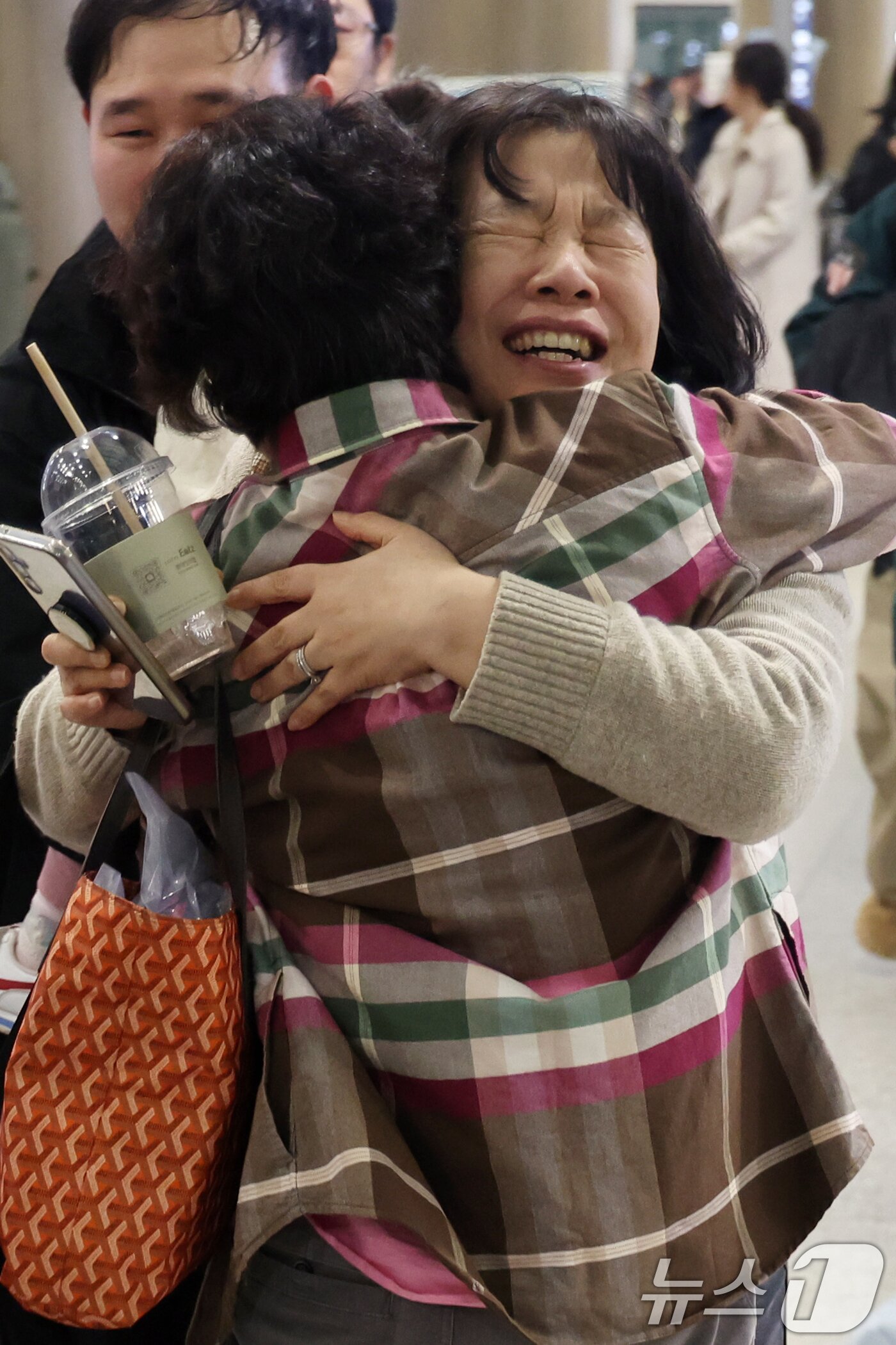 본문 이미지 - 6일 오후 인천국제공항에서 아랍에미리트(UAE)를 출발해 귀국한 승객들이 가족들과 포옹을 하고 있다.  2026.3.6 ⓒ 뉴스1 황기선 기자