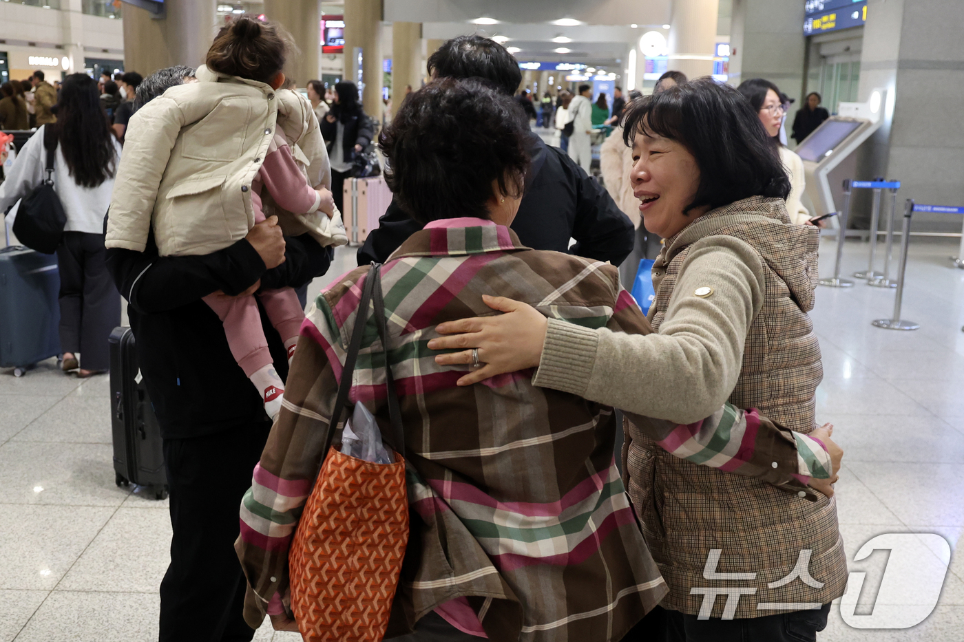 (인천공항=뉴스1) 황기선 기자 = 6일 오후 인천국제공항에서 아랍에미리트(UAE)를 출발해 귀국한 승객들이 가족들과 인사를 나누고 있다.지난달 28일 중동 상황 악화 이후 UAE …