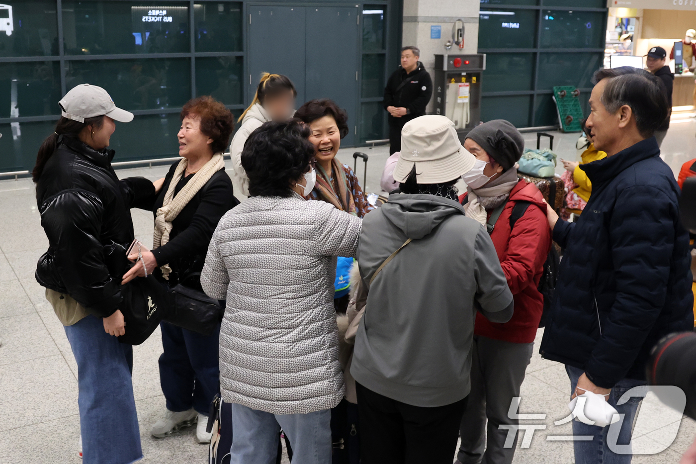 (인천공항=뉴스1) 황기선 기자 = 6일 오후 인천국제공항에서 아랍에미리트(UAE)를 출발해 귀국한 승객들이 가족들과 인사를 나누고 있다.지난달 28일 중동 상황 악화 이후 UAE …