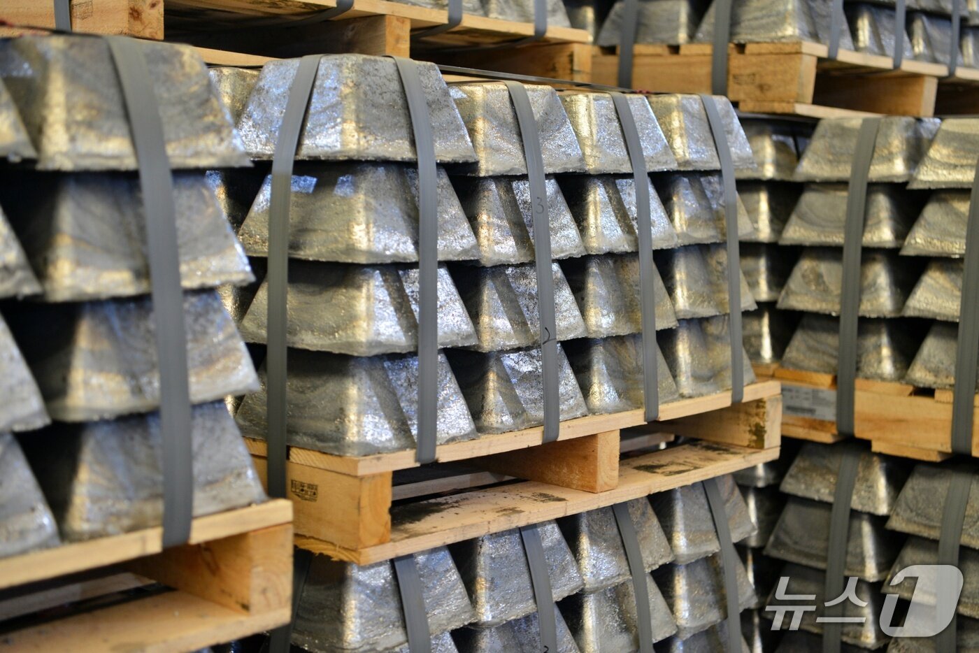 본문 이미지 - 고려아연 온산제련소에 안티모니가 적재된 모습(고려아연 제공)