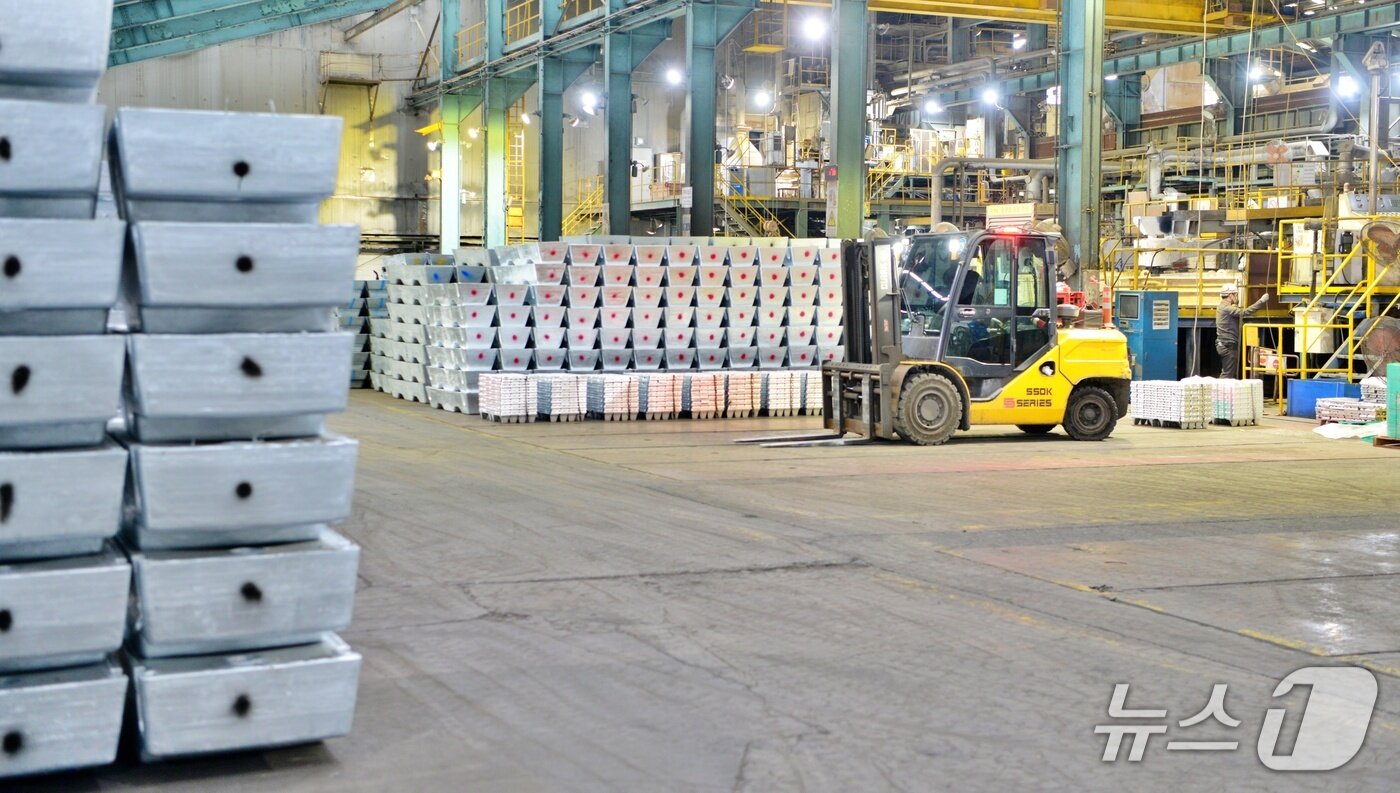본문 이미지 - 고려아연 온산제련소 내 아연 제품들이 적재된 모습(고려아연 제공)