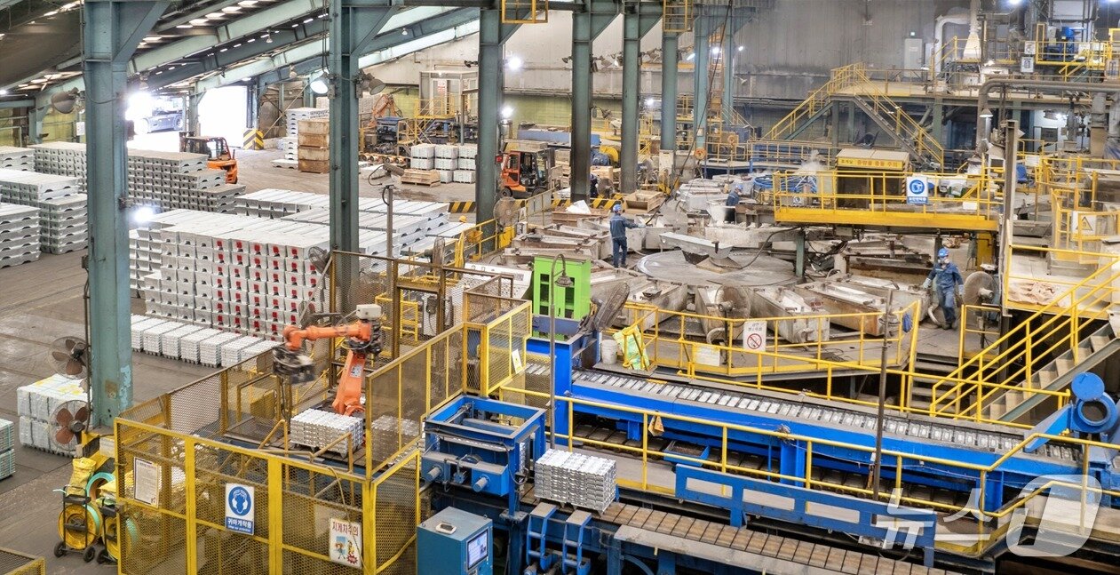 본문 이미지 - 고려아연 온산제련소 정련 제2공장 자동 주조기(고려아연 제공)