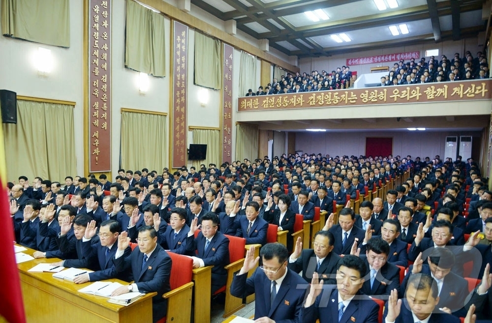 (평양 노동신문=뉴스1) = 북한 노동당 기관지 노동신문은 7일 "위대한 당중앙의 사상과 영도를 일심충성으로 받들어 국가발전의 새로운 전성기를 확신성 있게 열어나가려는 수백만 당원 …