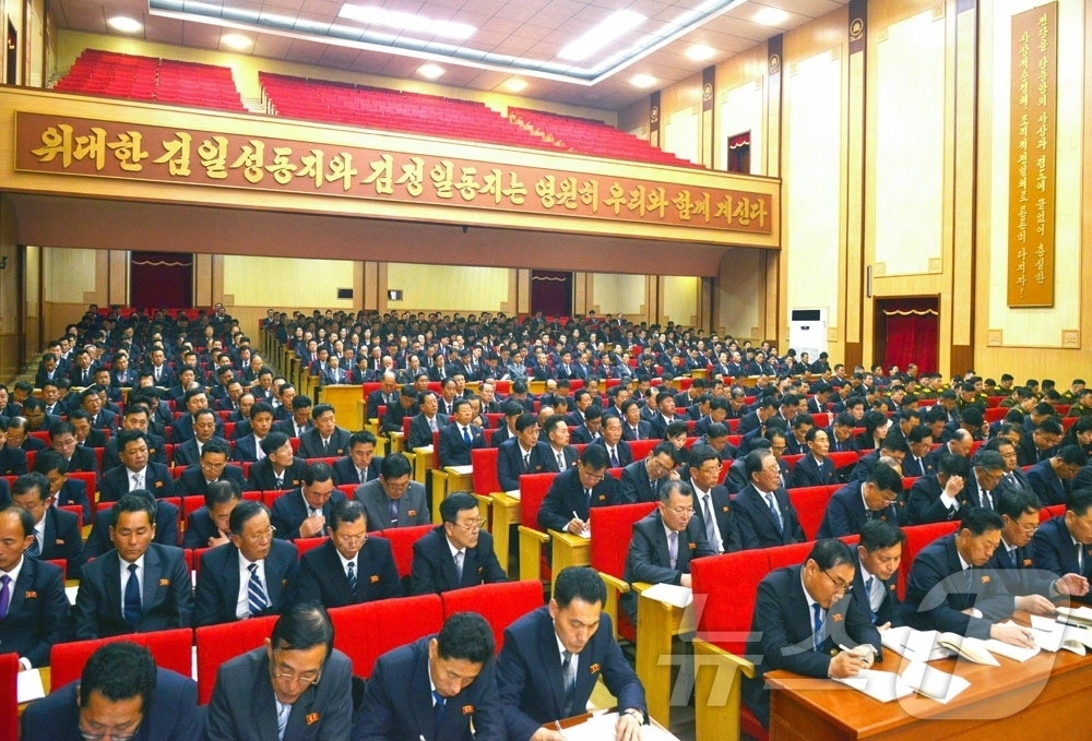 (평양 노동신문=뉴스1) = 북한 노동당 기관지 노동신문은 7일 "위대한 당중앙의 사상과 영도를 일심충성으로 받들어 국가발전의 새로운 전성기를 확신성 있게 열어나가려는 수백만 당원 …