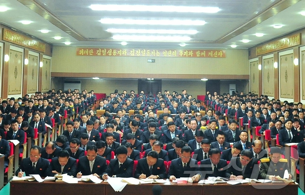 (평양 노동신문=뉴스1) = 북한 노동당 기관지 노동신문은 7일 "위대한 당중앙의 사상과 영도를 일심충성으로 받들어 국가발전의 새로운 전성기를 확신성 있게 열어나가려는 수백만 당원 …