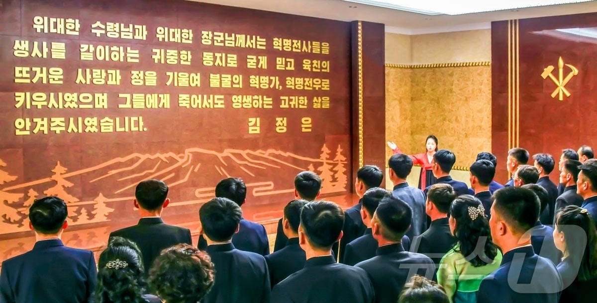 (평양 노동신문=뉴스1) = 북한 노동당 기관지 노동신문은 7일 "동지애로 시작되고 승리 떨쳐온 우리 혁명의 성스러운 역사를 숭엄히 되새기고 있다"며 조선혁명박물관을 조명했다.[국 …