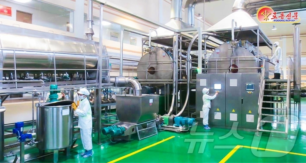 (평양 노동신문=뉴스1) = 북한 노동당 기관지 노동신문은 7일 "당 제9차 대회의 사상과 정신을 받들고 한사람 같이 떨쳐나선 삼지연 감자가루 생산공장의 일군(일꾼)들과 종업원들이 …