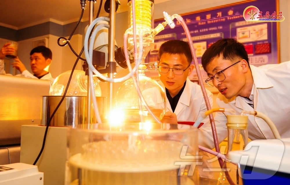 (평양 노동신문=뉴스1) = 북한 노동당 기관지 노동신문은 7일 "첨단을 돌파하기 위한 과학연구사업에 힘을 넣고 있다"며 김일성종합대학 첨단기술개발원 나노기술연구소를 조명했다.[국 …