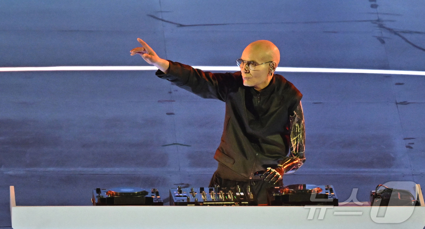 (서울=뉴스1) 사진공동취재단 = 6일(현지시간) 이탈리아 베로나 아레나에서 열린 2026 밀라노·코르티나 동계패럴림픽 개회식에서 장애인 DJ '미키 바이오닉'이 공연하고 있다. …