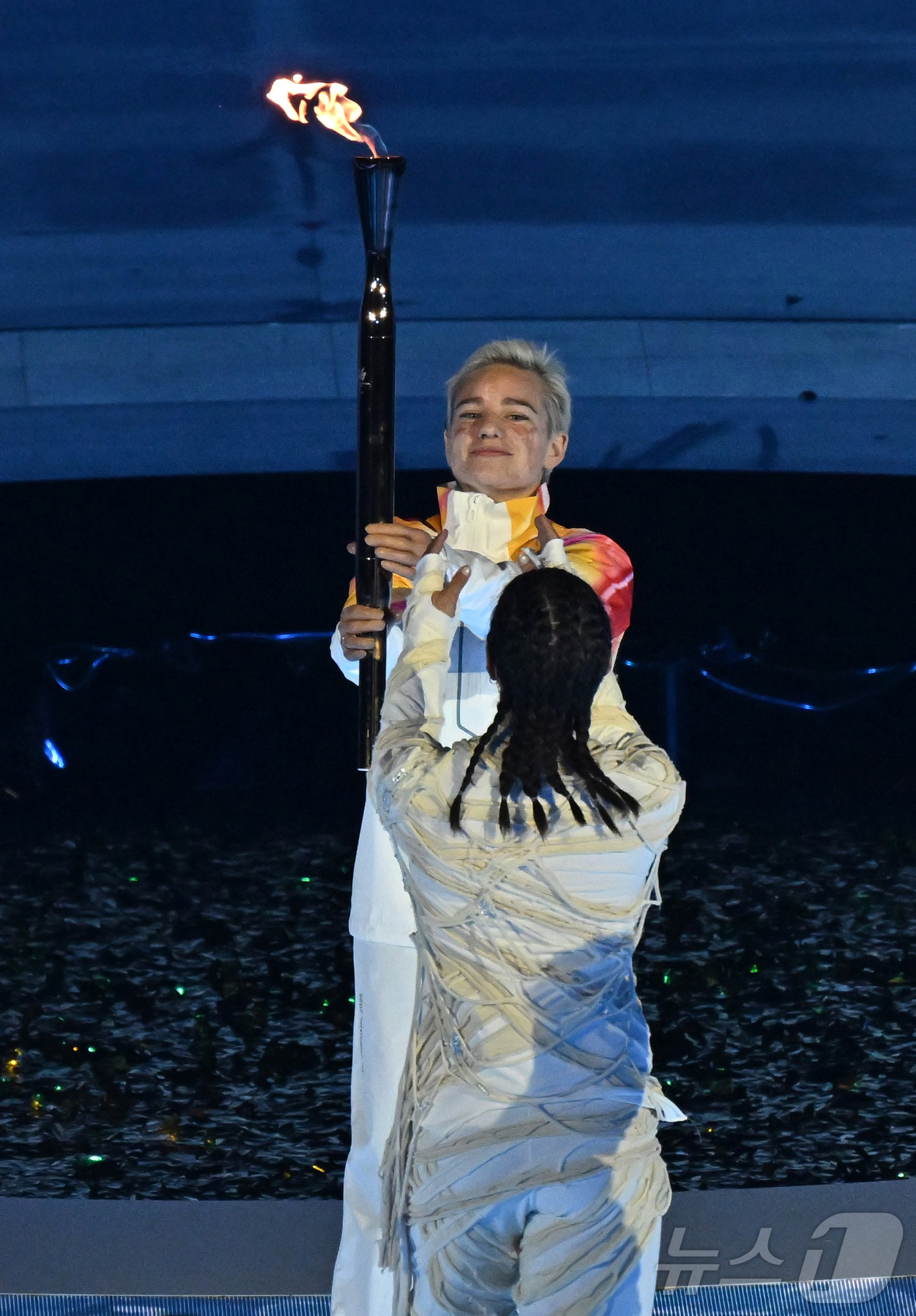 (서울=뉴스1) 사진공동취재단 = 6일(현지시간) 이탈리아 아레나 디 베로나에서 열린 2026 밀라노·코르티나 동계패럴림픽 개회식에서 펜싱스타 베베 비오가 마지막 성화주자로 등장하 …