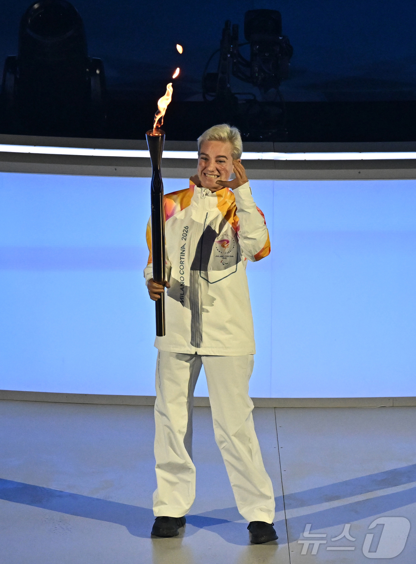 (서울=뉴스1) 사진공동취재단 = 6일(현지시간) 이탈리아 아레나 디 베로나에서 열린 2026 밀라노·코르티나 동계패럴림픽 개회식에서 펜싱스타 베베 비오가 마지막 성화주자로 등장하 …