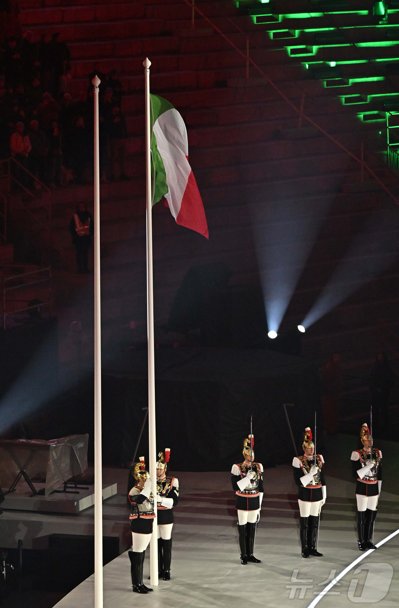 (서울=뉴스1) 사진공동취재단 = 6일(현지시간) 이탈리아 아레나 디 베로나에서 열린 2026 밀라노·코르티나 동계패럴림픽 개회식에서 이탈리아 국기가 게양되고 있다. 2026.3. …