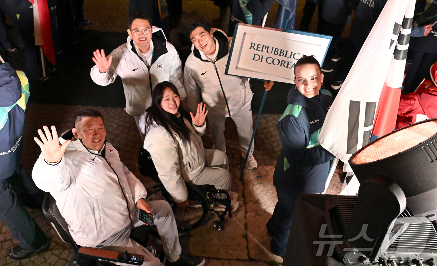 (서울=뉴스1) 사진공동취재단 = 6일(현지시간) 이탈리아 아레나 디 베로나에서 열린 2026 밀라노·코르티나 동계패럴림픽 개회식에서 한국 선수단(양오열 선수단장, 전선주 총감독, …