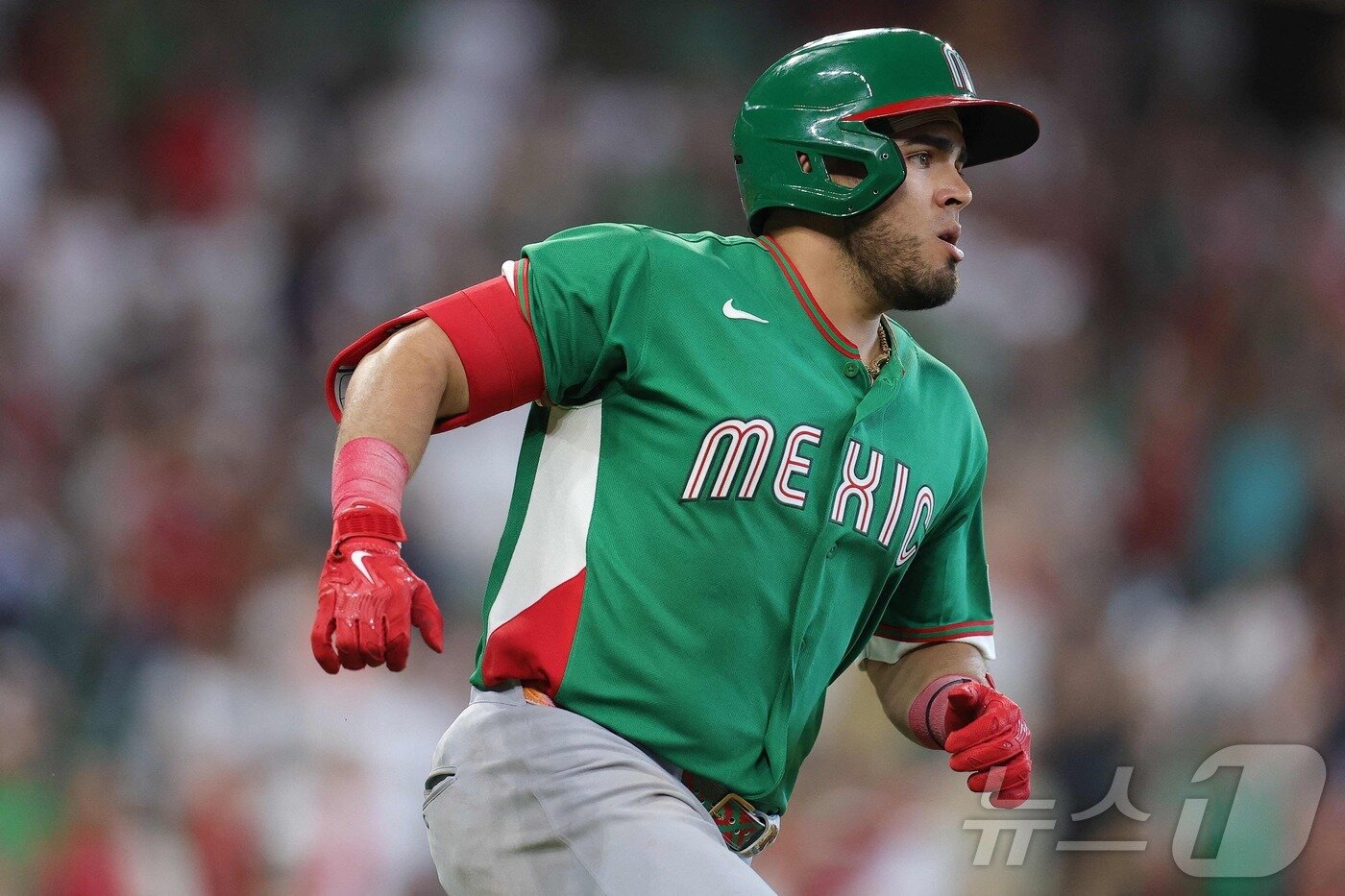 본문 이미지 - 멕시코의 조나단 아란다가 7일(한국시간) 열린 WBC 본선 1라운드 B조 영국과의 경기에서 8회초 3점홈런을 때린 뒤 그라운드를 돌고 있다. ⓒ AFP=뉴스1