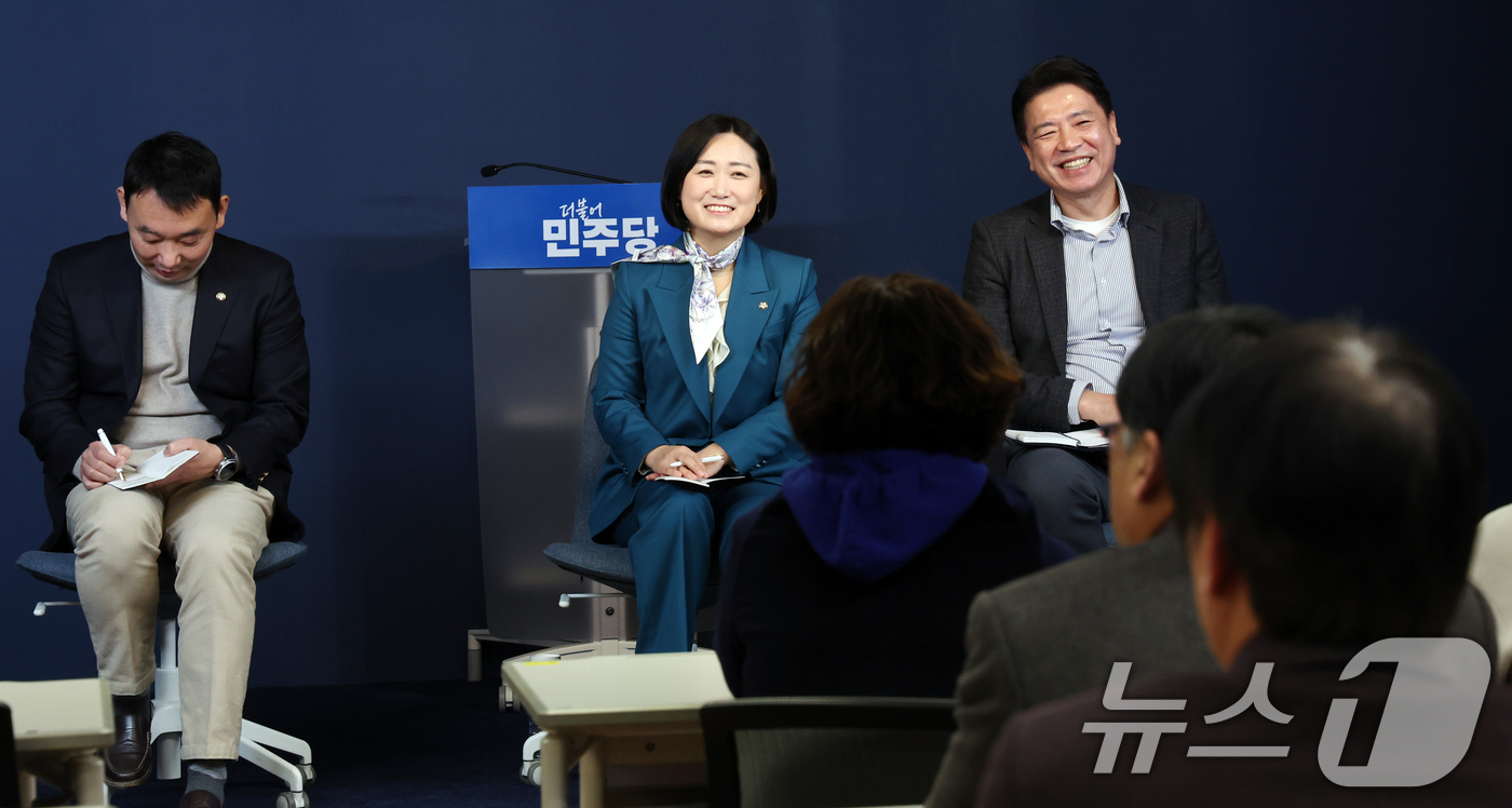 (서울=뉴스1) 김명섭 기자 = 김용민·백승아·부승찬 더불어민주당 국회의원이 7일 서울 영등포구 더불어민주당 중앙당사에서 열린 당원 현안 간담회에서 당원들의 질문을 듣고 있다. …