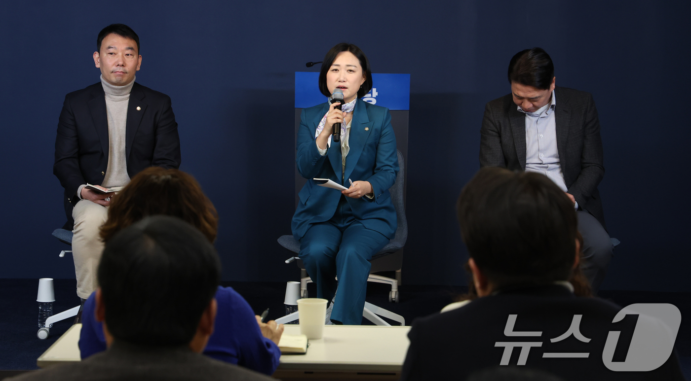 (서울=뉴스1) 김명섭 기자 = 김용민·백승아·부승찬 더불어민주당 국회의원이 7일 서울 영등포구 더불어민주당 중앙당사에서 열린 당원 현안 간담회에서 당원들의 질문에 답변하고 있다. …