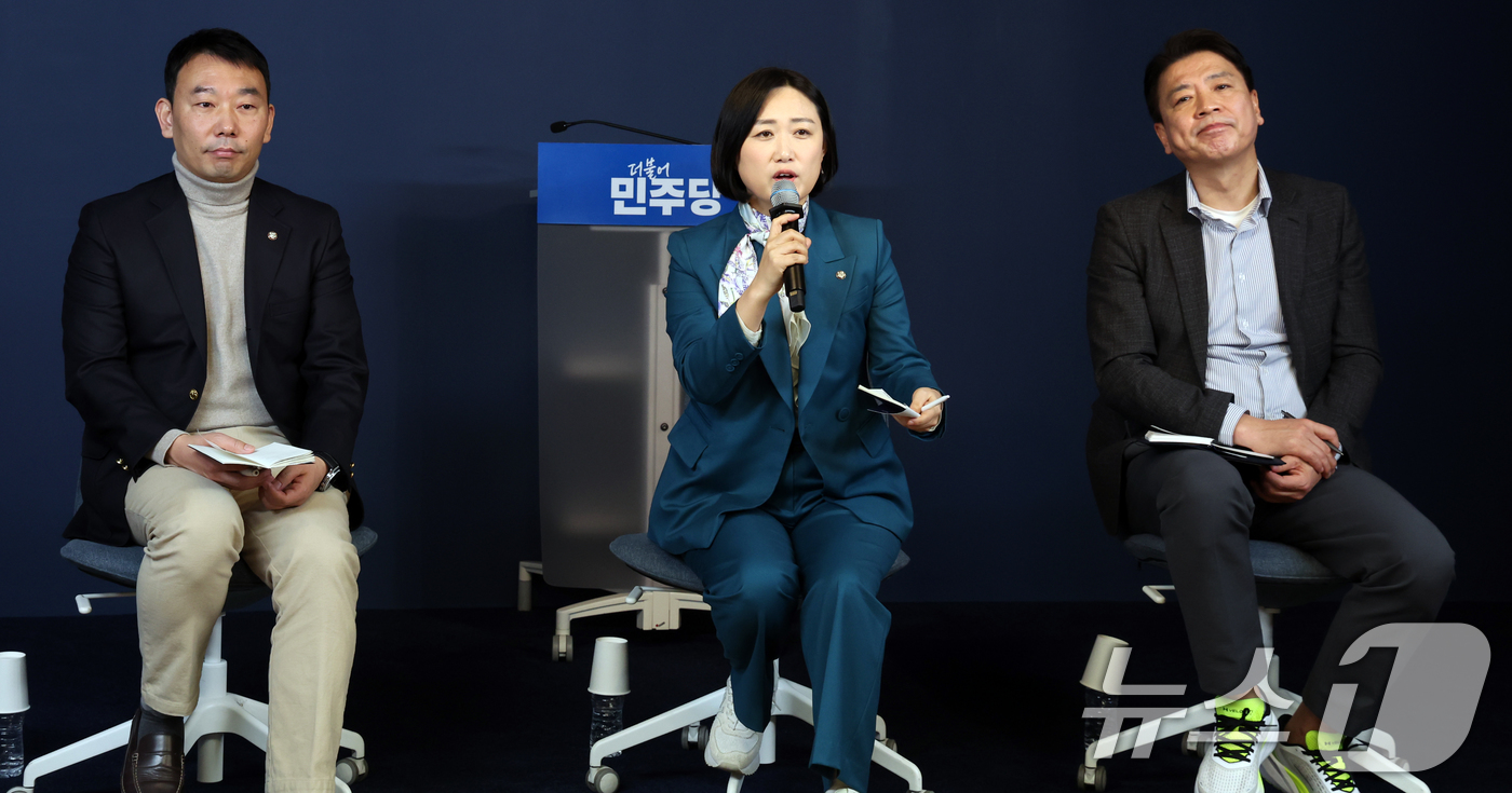 (서울=뉴스1) 김명섭 기자 = 김용민·백승아·부승찬 더불어민주당 국회의원이 7일 서울 영등포구 더불어민주당 중앙당사에서 열린 당원 현안 간담회에서 당원들의 질문에 답변하고 있다. …