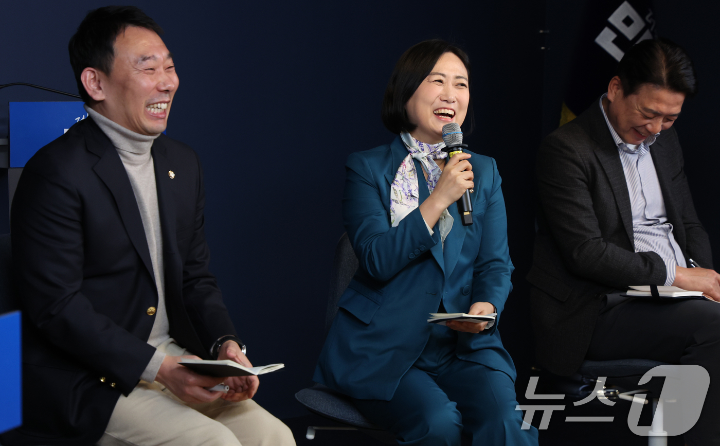 (서울=뉴스1) 김명섭 기자 = 김용민·백승아·부승찬 더불어민주당 국회의원이 7일 서울 영등포구 더불어민주당 중앙당사에서 열린 당원 현안 간담회에서 당원들의 질문에 답변하고 있다. …