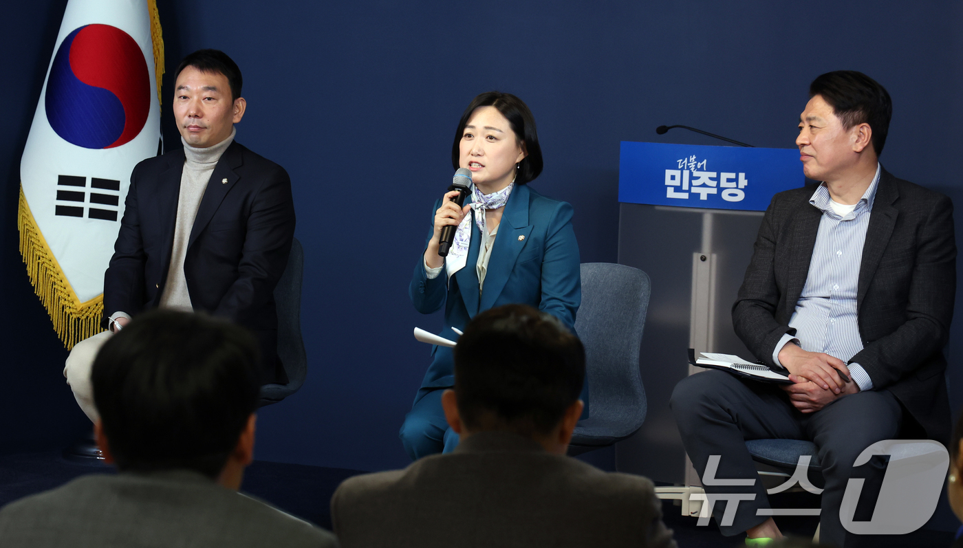 (서울=뉴스1) 김명섭 기자 = 김용민·백승아·부승찬 더불어민주당 국회의원이 7일 서울 영등포구 더불어민주당 중앙당사에서 열린 당원 현안 간담회에서 당원들의 질문에 답변하고 있다. …