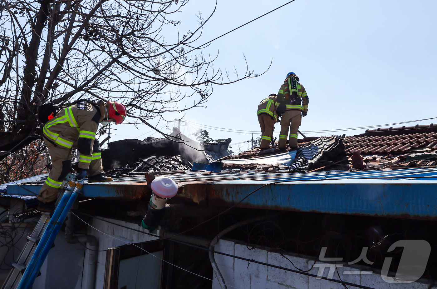 (서울=뉴스1) 김진환 기자 = 7일 오전 10시1분쯤 서울 용산구 한강로3가의 한 주택 건물에서 화재가 발생해 소방 대원들이 잔불 정리를 하고 있다.소방 당국에 따르면 전기난로를 …