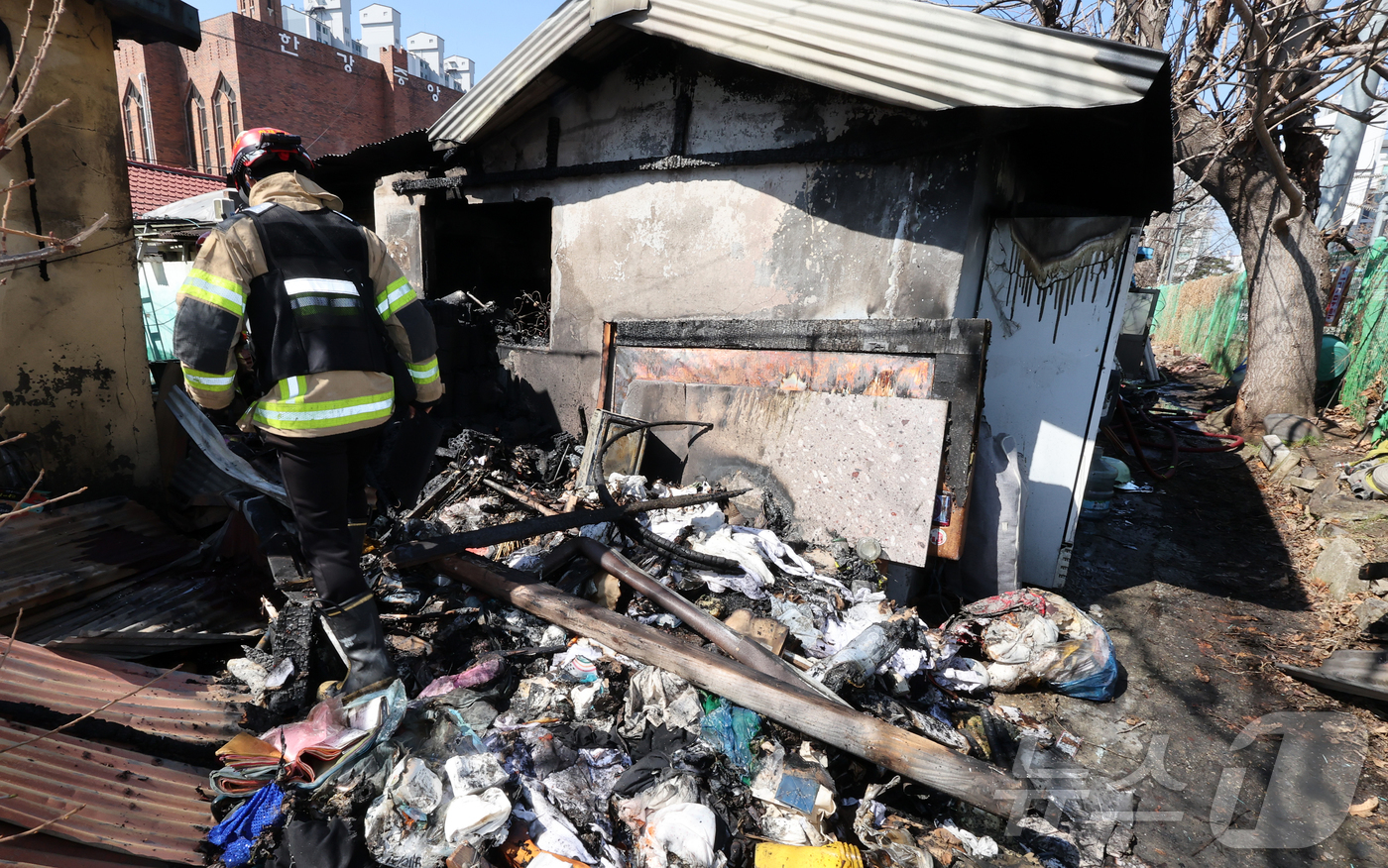 (서울=뉴스1) 김진환 기자 = 7일 오전 10시1분쯤 서울 용산구 한강로3가의 한 주택 건물에서 화재가 발생해 소방 대원들이 현장을 살펴보고 있다.소방 당국에 따르면 전기난로를 …