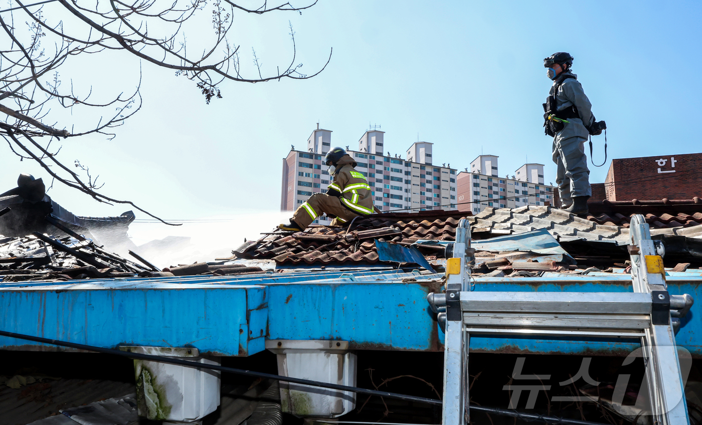 (서울=뉴스1) 김진환 기자 = 7일 오전 10시1분쯤 서울 용산구 한강로3가의 한 주택 건물에서 화재가 발생해 소방 대원들이 잔불 정리를 하고 있다.소방 당국에 따르면 전기난로를 …