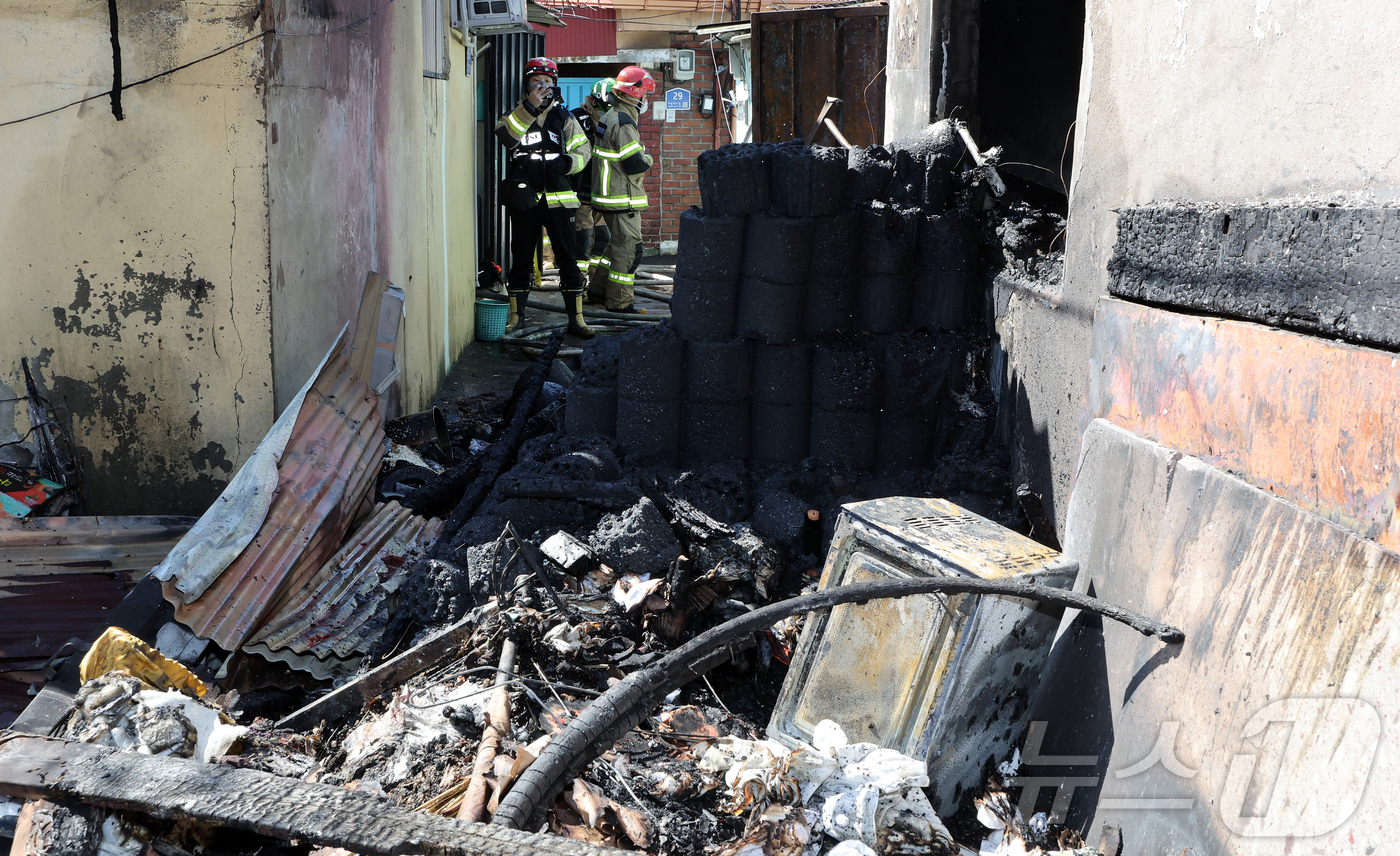 (서울=뉴스1) 김진환 기자 = 7일 오전 10시1분쯤 서울 용산구 한강로3가의 한 주택 건물에서 화재가 발생해 소방 대원들이 현장을 살펴보고 있다.소방 당국에 따르면 전기난로를 …