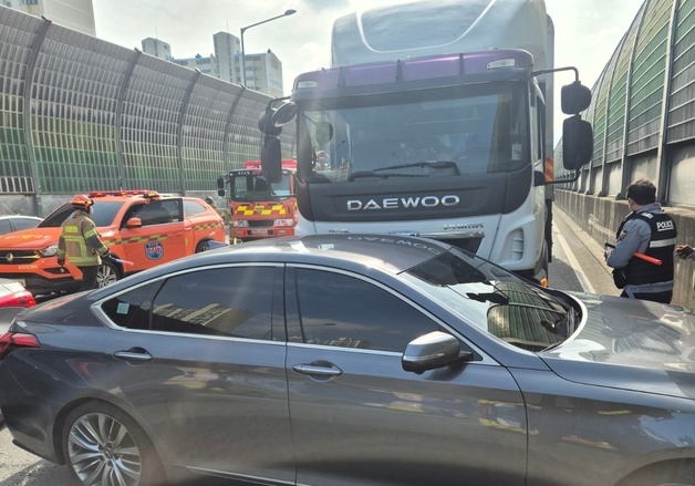 대구 신천대로 차로 변경 중 쾅…화물차·승용차 사고로 4명 다쳐