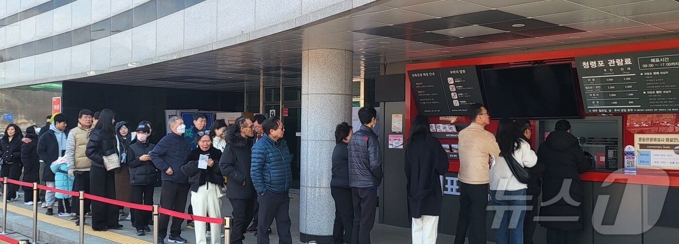 본문 이미지 - 조선 6대 임금 단종을 다룬 영화 '왕과 사는 남자'(왕사남)가 흥행하면서 1000만 관객을 돌파한 가운데, 3월 첫 토요일인 7일 오후 단종 유배지였던 강원 영월군 청령포에 영화를 본 관객을 비롯한 관광객들이 몰려들고 있다. 청령포 주변은 천연기념물 제349호 '관음송'을 비롯해 소나무 숲과 자연 경관이 어우러진 명승지다. 2026.3.7 ⓒ 뉴스1 신관호 기자