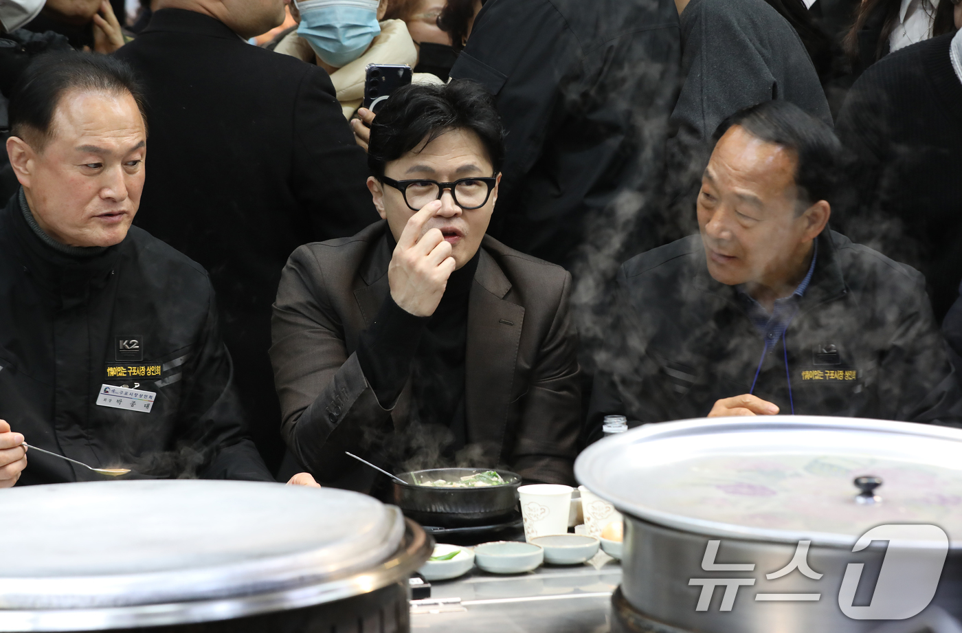 (부산=뉴스1) 윤일지 기자 = 한동훈 전 국민의힘 대표가 7일 오후 부산 북구 구포시장 한 식당을 찾아 돼지국밥을 먹고 있다. 2026.3.7/뉴스1