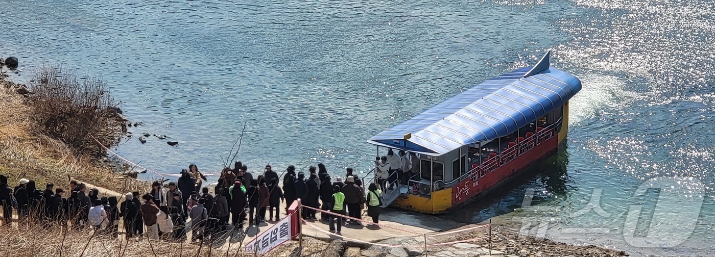 (영월=뉴스1) 신관호 기자 = 조선 6대 임금 단종을 다룬 영화 '왕과 사는 남자'(왕사남)의 누적 관객 수가 1000만 명을 넘어선 가운데, 3월 첫 토요일인 7일 오후 단종 …