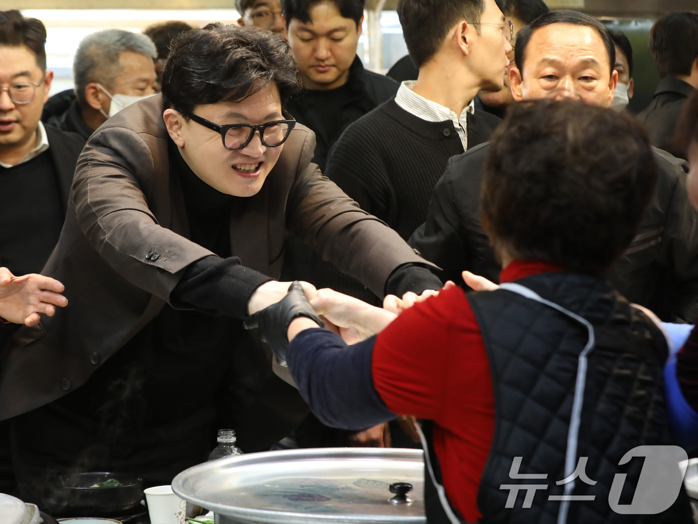 (부산=뉴스1) 윤일지 기자 = 한동훈 전 국민의힘 대표가 7일 오후 부산 북구 구포시장을 찾아 상인들과 인사를 나누고 있다. 2026.3.7/뉴스1