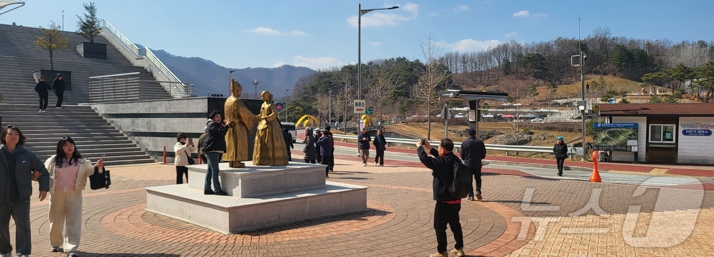 (영월=뉴스1) 신관호 기자 = 7일 오후 강원 영월군 청령포에 여행객들이 몰려든 가운데 한 관광객이 기념사진을 촬영하고 있다. 조선 6대 임금 단종을 다룬 영화 '왕과 사는 남자 …