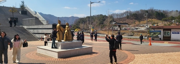 "정순왕후와 단종이네"… 영월 청령포 찾은 왕사남 팬들