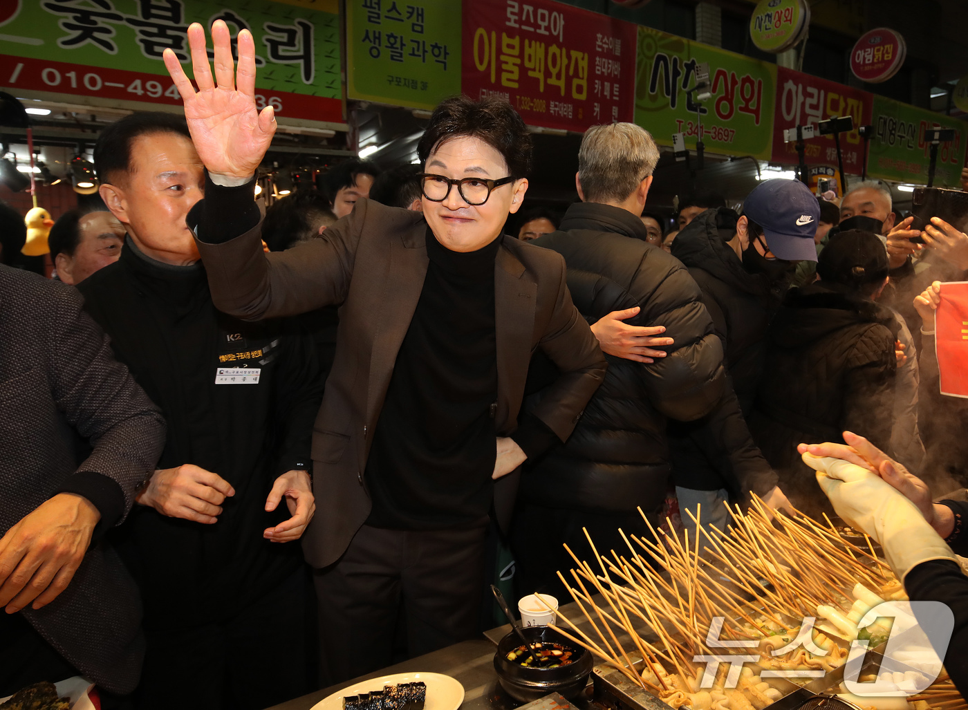 (부산=뉴스1) 윤일지 기자 = 한동훈 전 국민의힘 대표가 7일 오후 부산 북구 구포시장을 찾아 지지자들에게 인사하고 있다. 2026.3.7/뉴스1