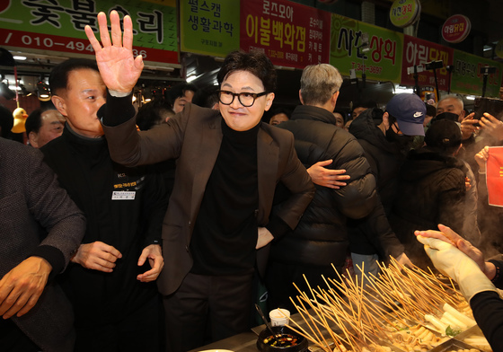한동훈 구포시장 방문에 지지자 집결…"불편" "인기 좋다" 온도차