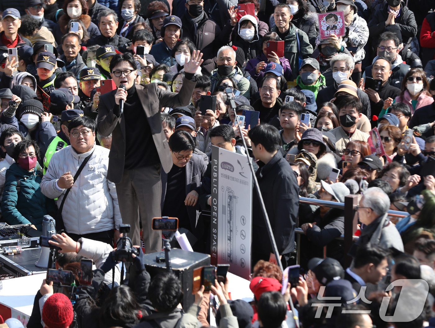 (부산=뉴스1) 윤일지 기자 = 한동훈 전 국민의힘 대표가 7일 오후 부산 북구 구포시장을 찾아 발언하고 있다. 2026.3.7/뉴스1