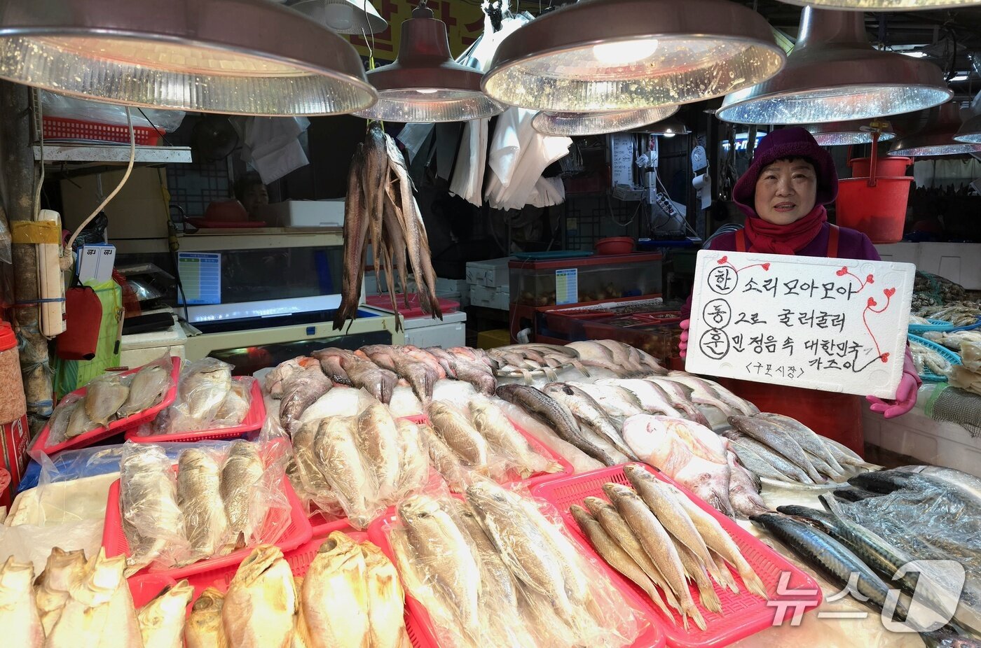 본문 이미지 - 7일 구포시장 상인 이모 씨가 한동훈 전 대표의 이름으로 삼행시를 적은 스티로폼을 들고 있다.(2026.3.7/뉴스1 ⓒ News1 이주현 기자