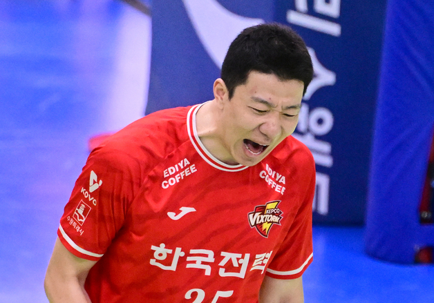 한전, 삼성화재 13연패 몰고 3위 도약…신영석 통산 1400블로킹