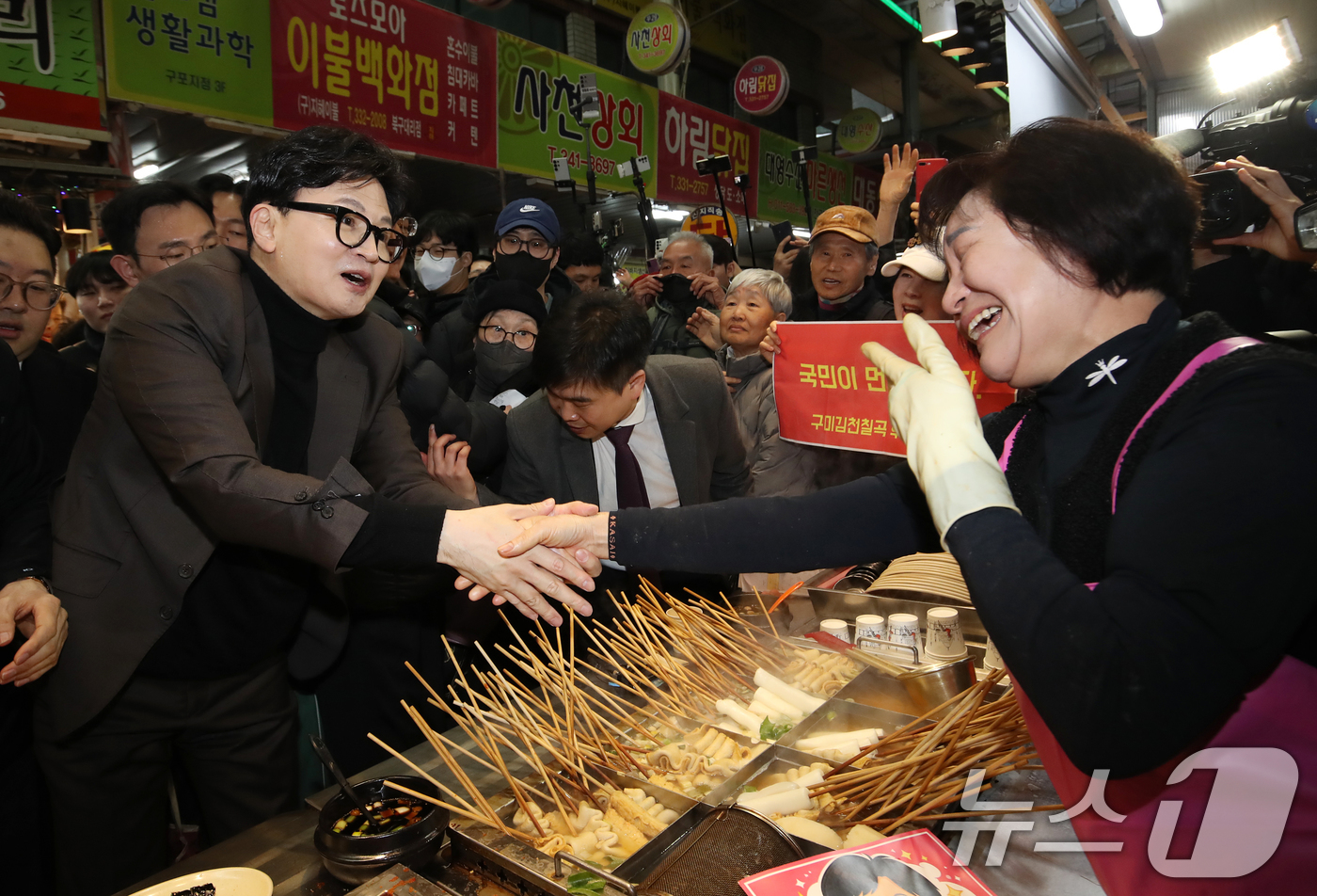 (부산=뉴스1) 윤일지 기자 = 한동훈 전 국민의힘 대표가 7일 오후 부산 북구 구포시장을 찾아 상인들과 인사를 나누고 있다. 2026.3.7/뉴스1
